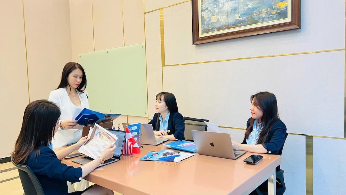 Khách hàng được hỗ trợ xây chiến lược xử lý hồ sơ visa du lịch Mỹ, Úc, Canada, Châu Âu.