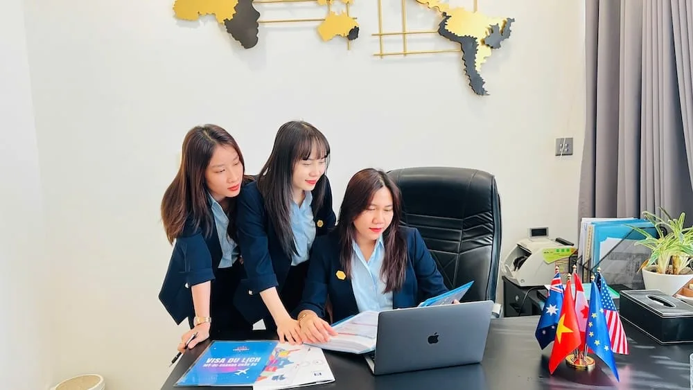 Đội ngũ Visa Liên Minh đang cùng xử lý hồ sơ tại văn phòng