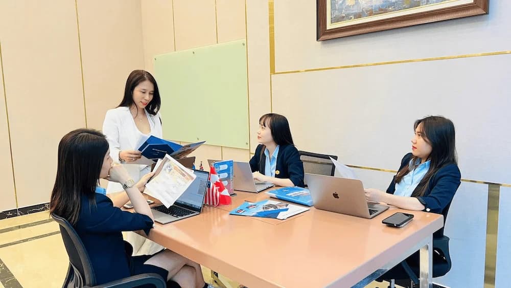 Đội ngũ Visa Liên Minh thể hiện cam kết minh bạch và đồng hành tận tâm với khách hàng định cư.