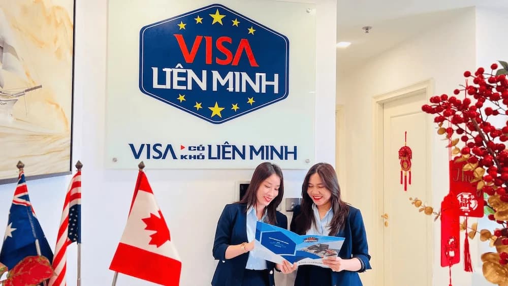 Chuyên viên Visa Liên Minh tư vấn lộ trình bảo lãnh định cư diện vợ chồng Mỹ cho khách hàng tại văn phòng Aqua 1.