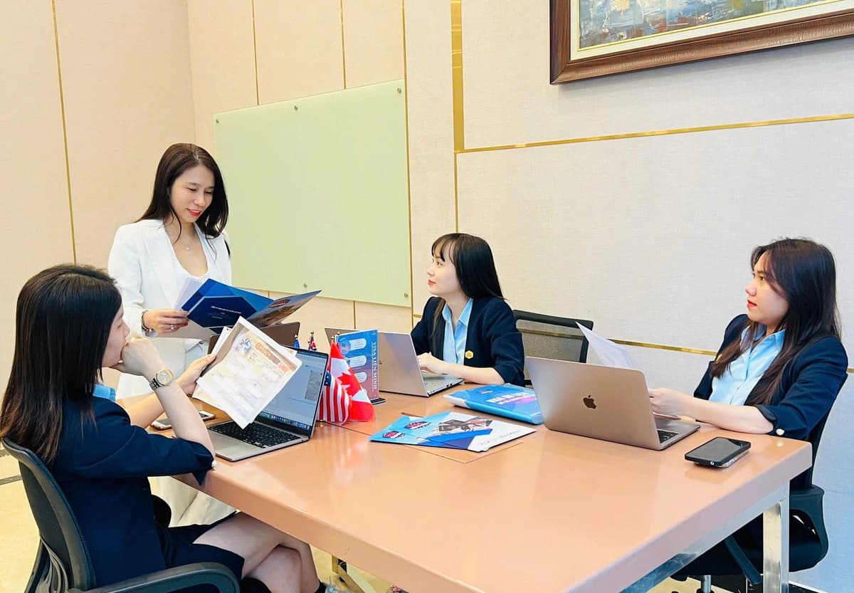Đội ngũ chuyên viên Visa Liên Minh đang thảo luận xử lý hồ sơ định cư.