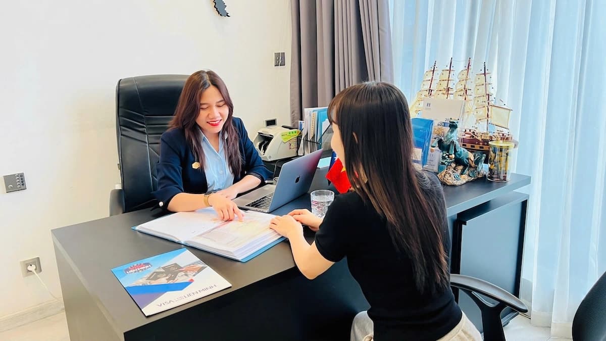 Chuyên viên Visa Liên Minh tư vấn và thẩm định hồ sơ visa du lịch Mỹ, Úc, Canada, Châu Âu.