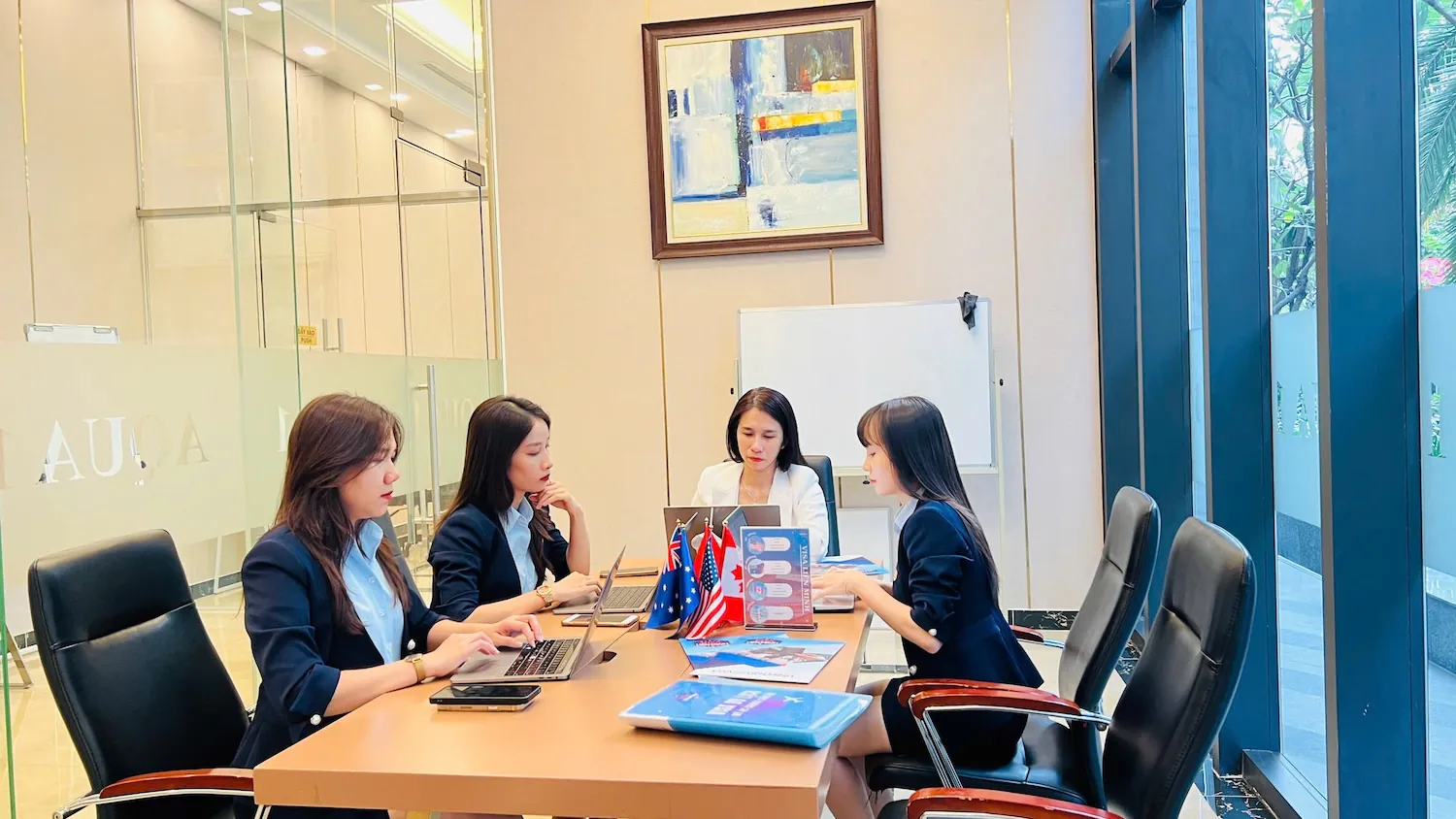Đội ngũ Visa Liên Minh họp chuyên môn tại văn phòng