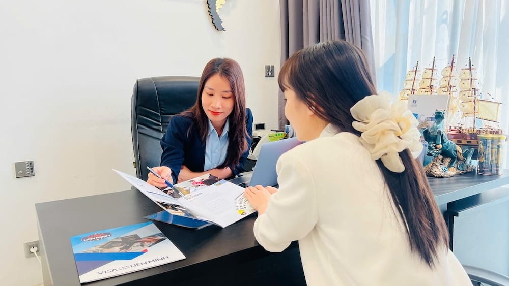Chuyên viên Visa Liên Minh tư vấn trực tiếp cho khách hàng tại văn phòng